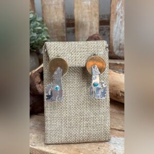 Vtg . STERLING SILVER HOWLING COYOTE & TURQUOISE STONE EARRINGS